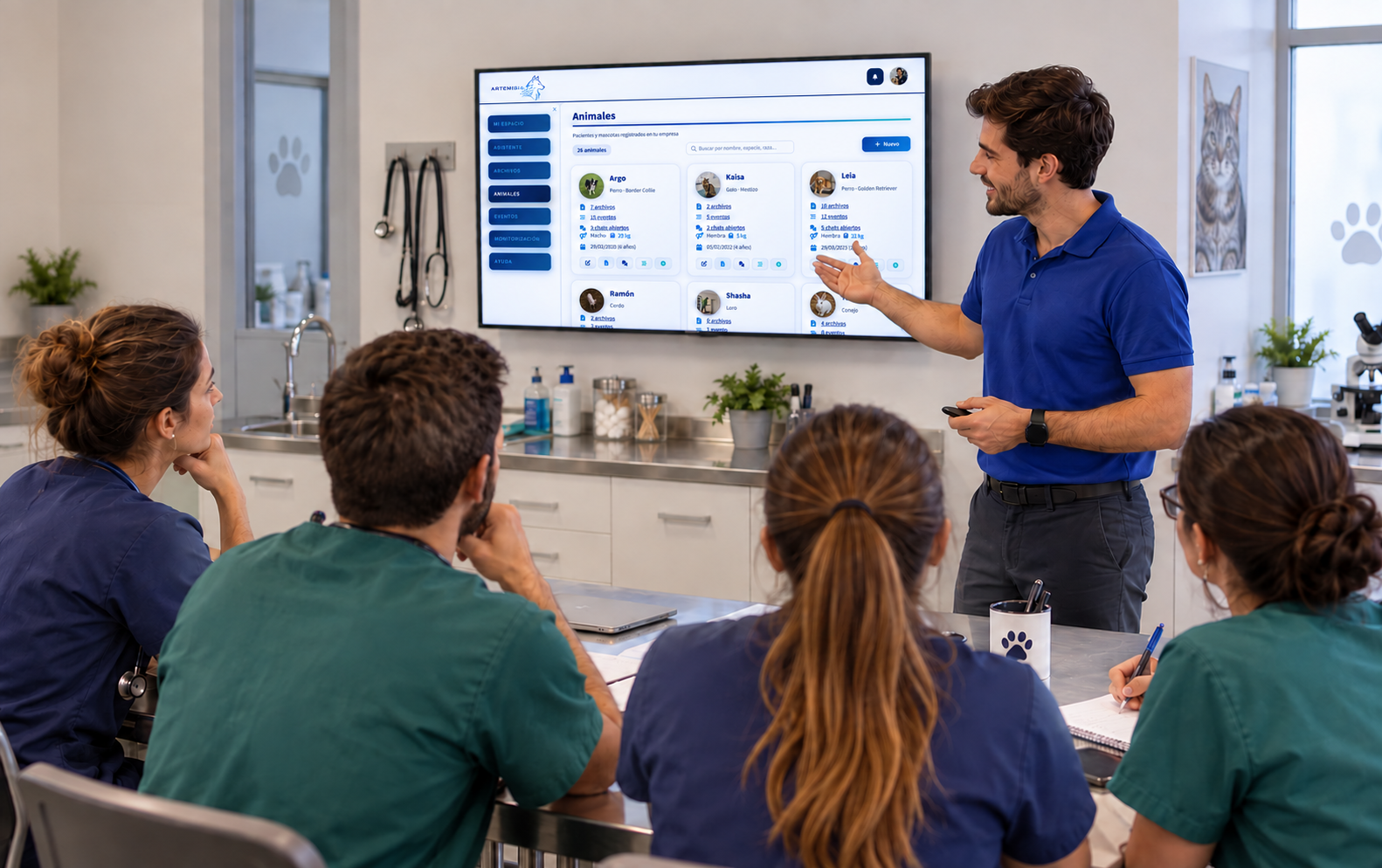 Sesión práctica de Artemisia: formador presentando la plataforma a un equipo veterinario en clínica